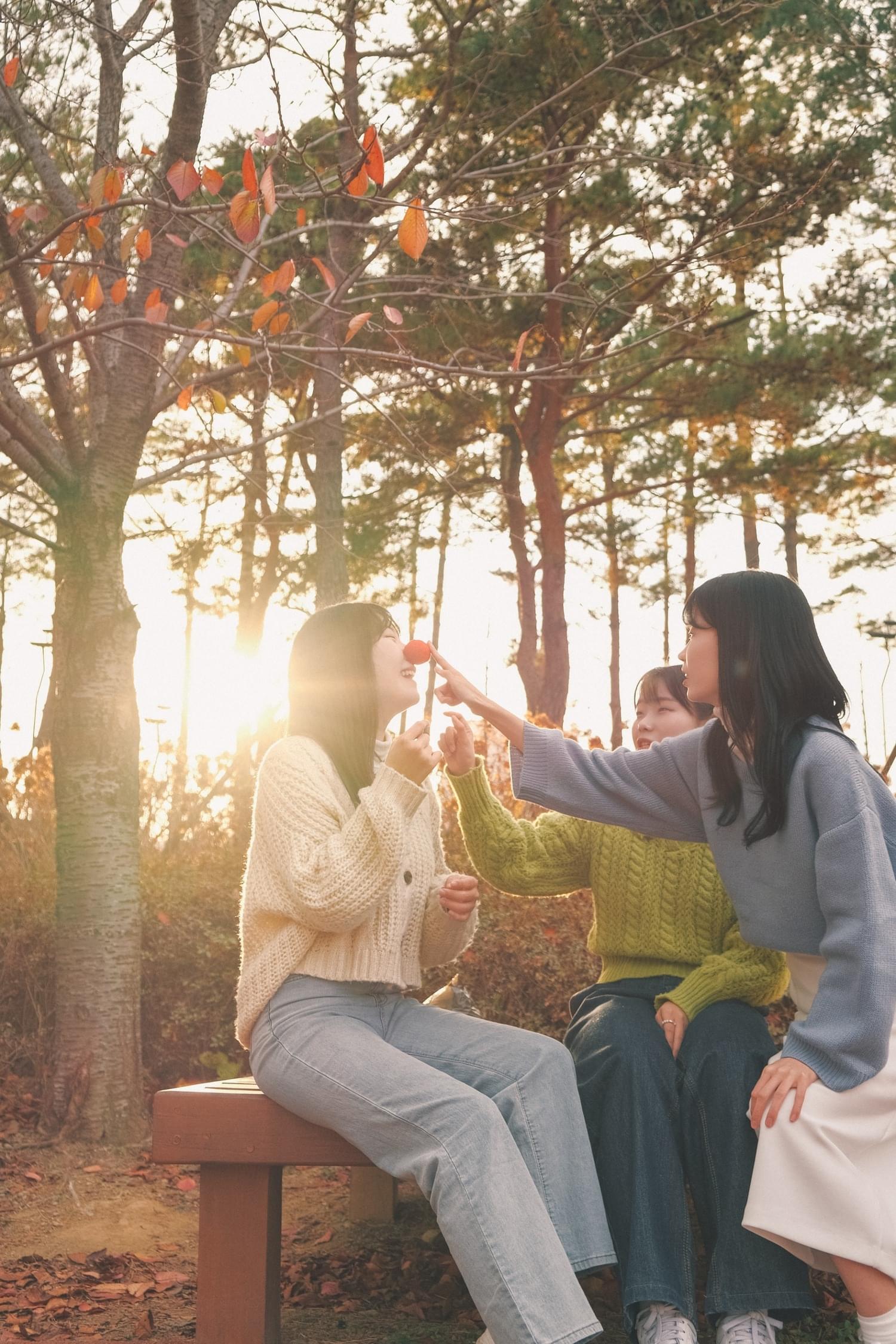 추억 가득한 공원 우정스냅 촬영