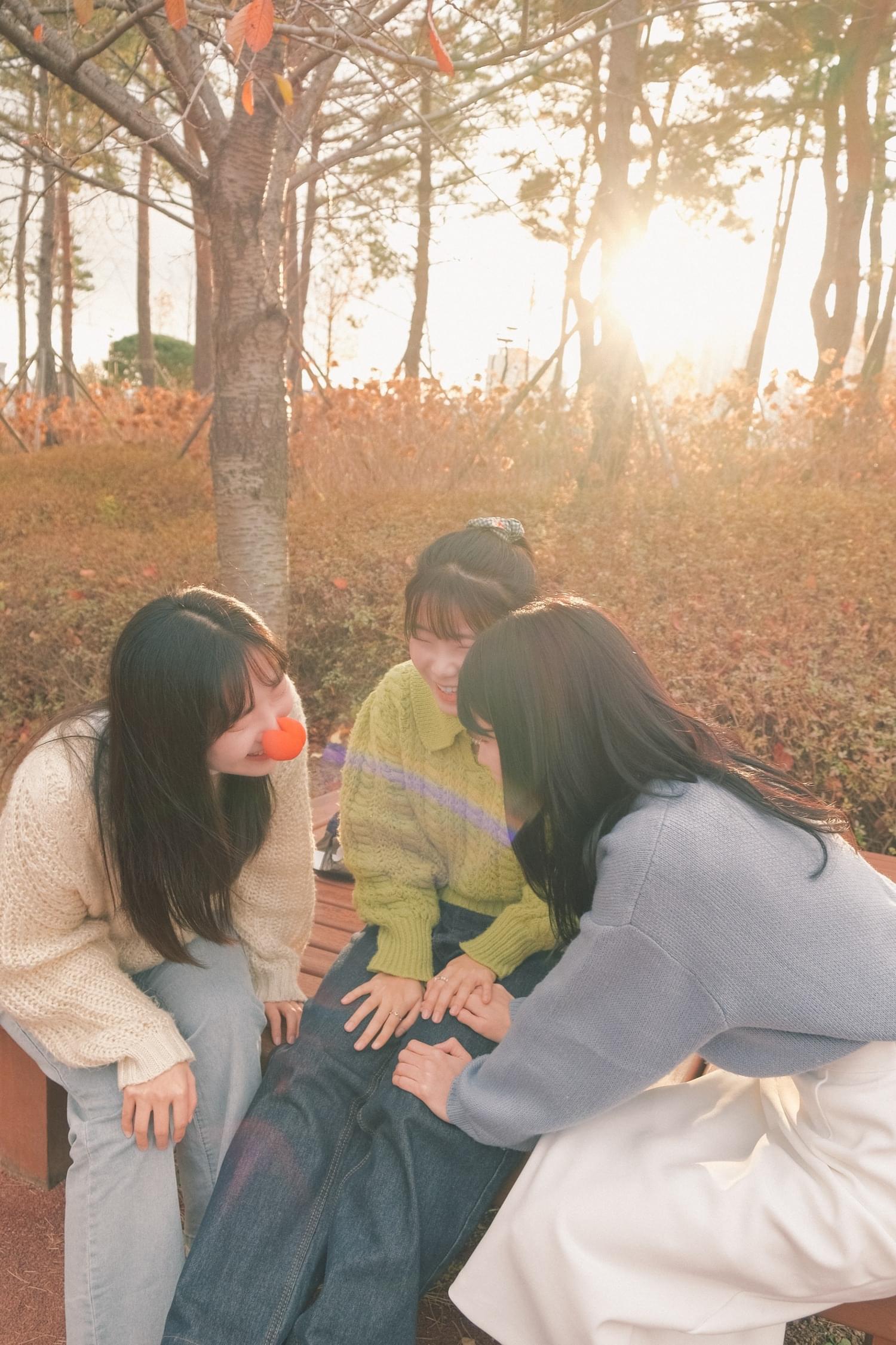 추억 가득한 공원 우정스냅 촬영