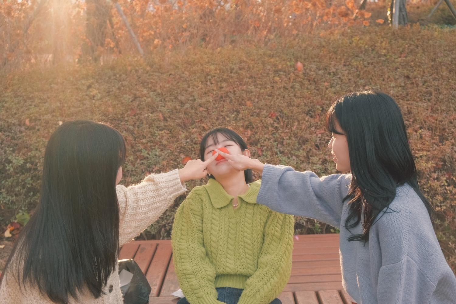 추억 가득한 공원 우정스냅 촬영