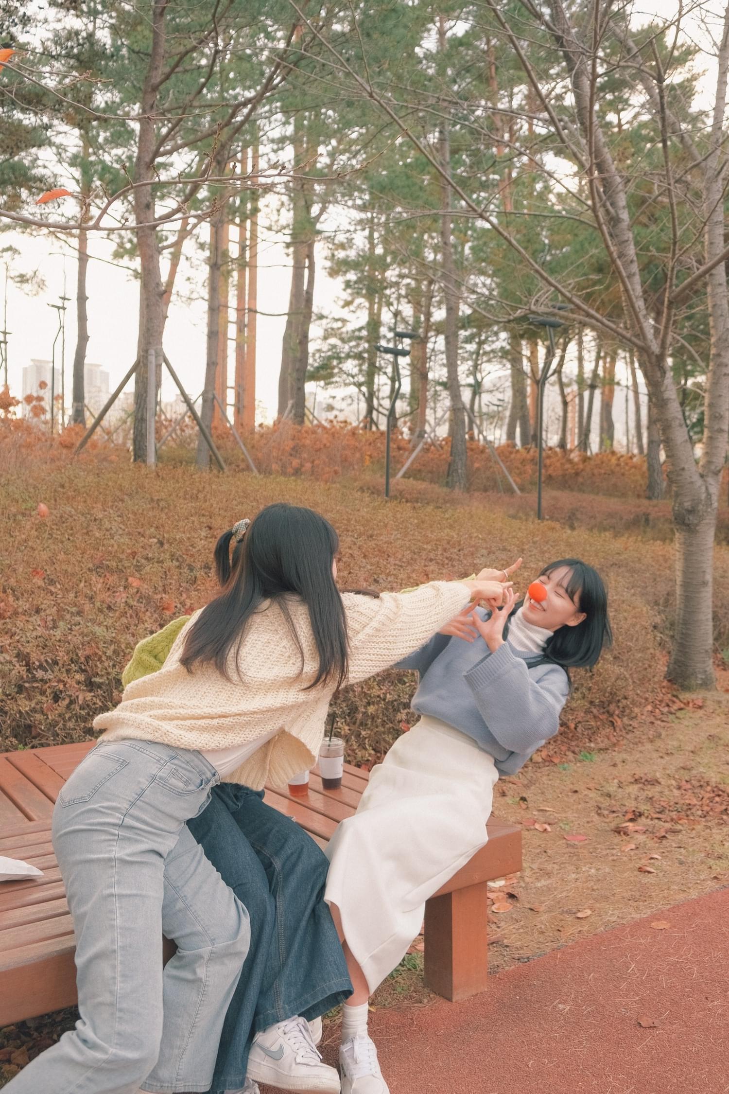 추억 가득한 공원 우정스냅 촬영
