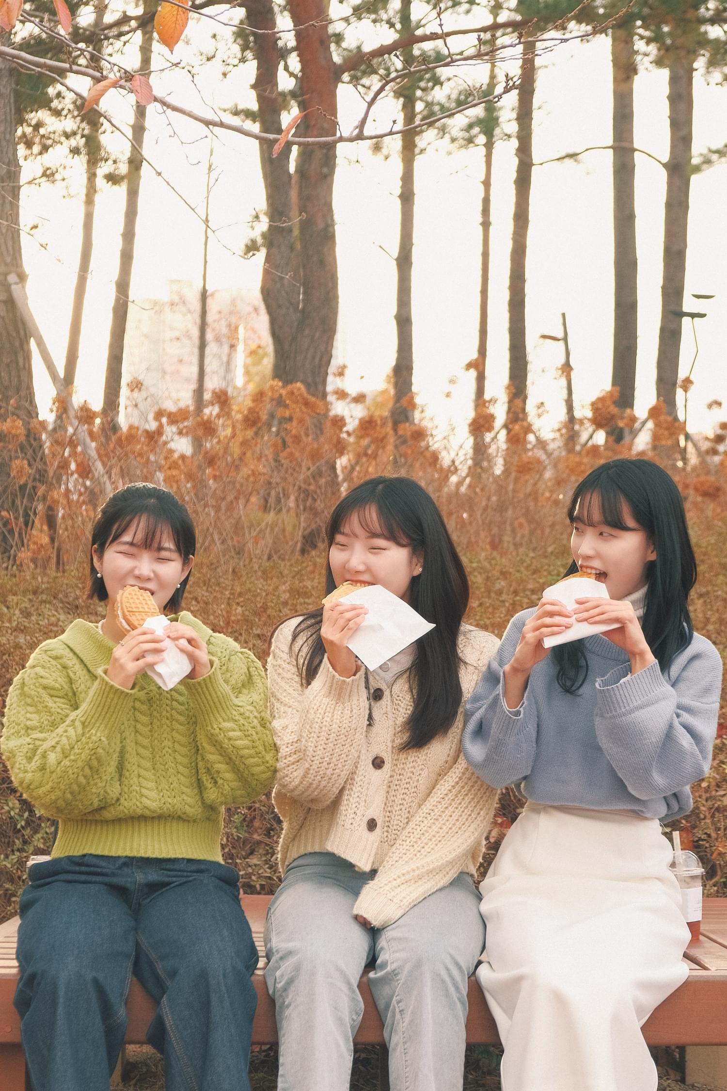 추억 가득한 공원 우정스냅 촬영