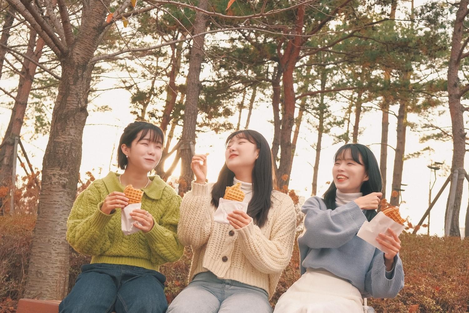 추억 가득한 공원 우정스냅 촬영